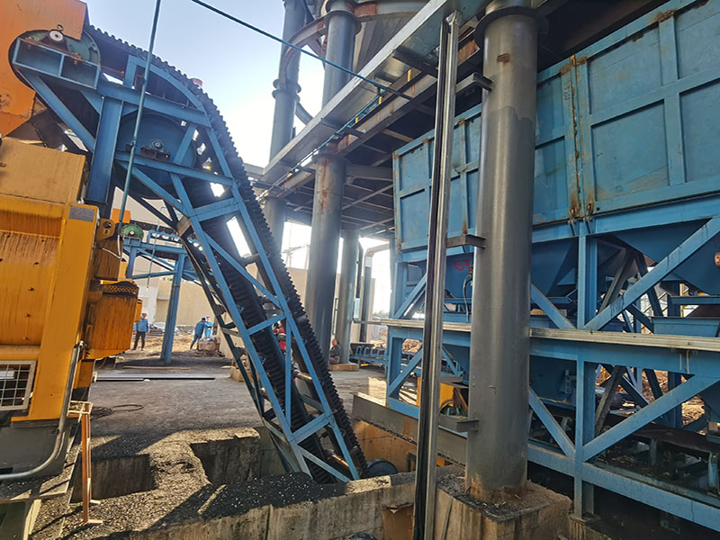 大傾角皮帶輸送機(jī)